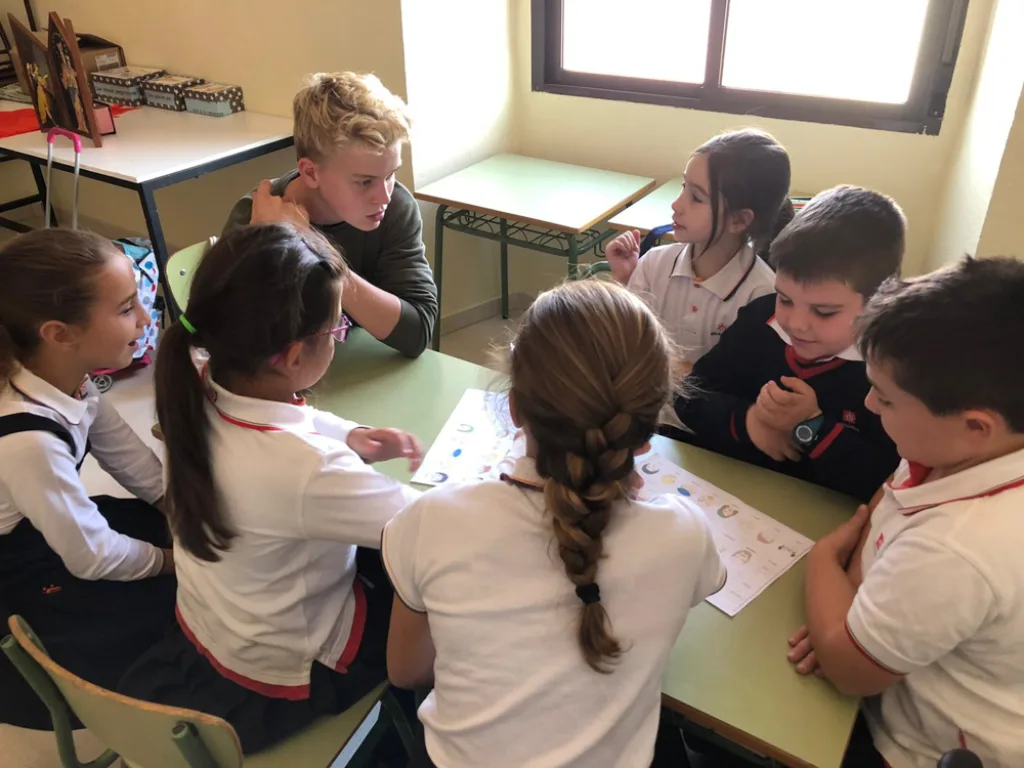 Kinder und Jugendliche arbeiten gemeinsam an einem Arbeitsblatt.